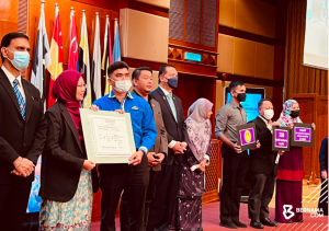 Presiden Pertubuhan Pembangunan Orang Buta Malaysia Bersama Menteri Kesihatan di Majlis Pelancaran Label Ubat Mesra OKU